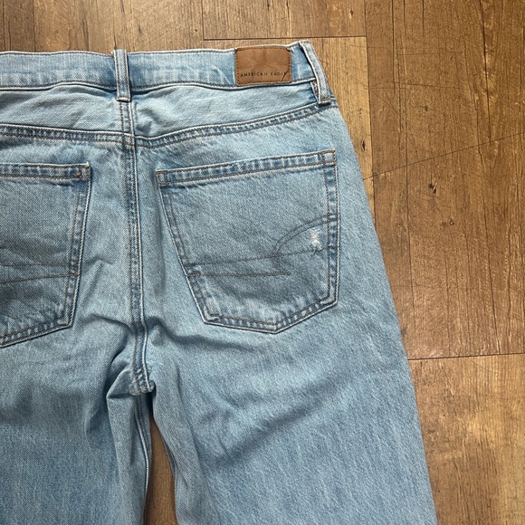 American Eagle 90s Straight Jeans Light Wash Distressed Ripped Denim Size 2 Long - Picture 11 of 12